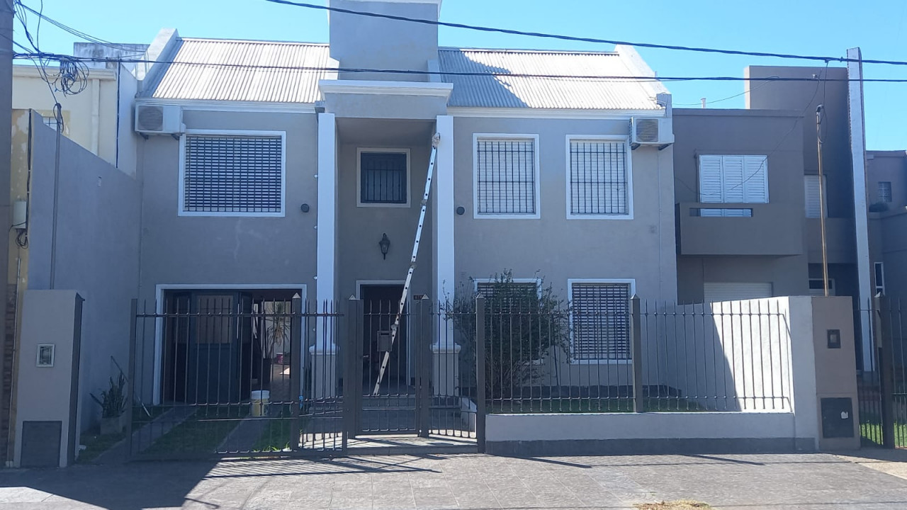 Casa de 4 ambientes con parque y piscina en San Nicolás de Los Arroyos